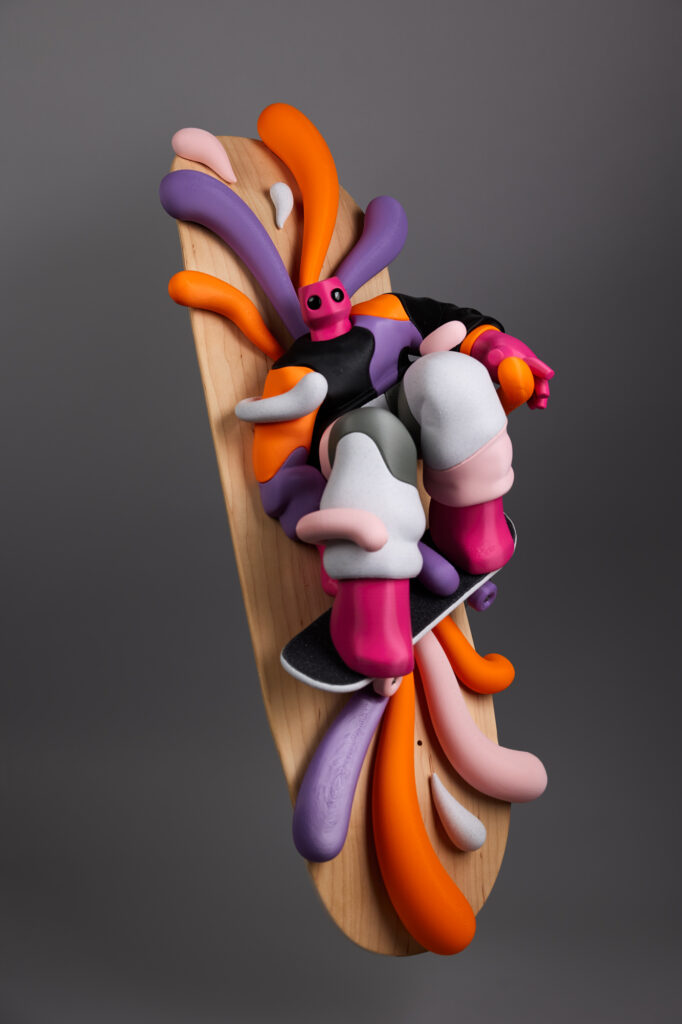 Skateboard mit Figur 3D vor Leinwand Bunt und cool